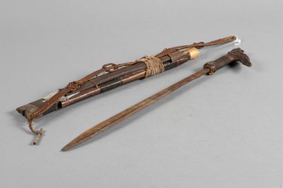 Mandau, sabre de cérémonie, la lame est droite,...