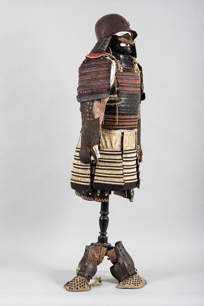 Armure de Samouraï porte d’ tendard. Le Kabuto...