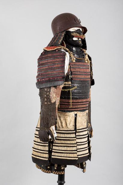 Armure de Samouraï porte d’ tendard. Le Kabuto...