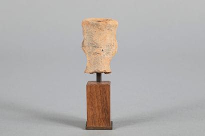 Tête féminine. Terre cuite beige. Hauteur :...