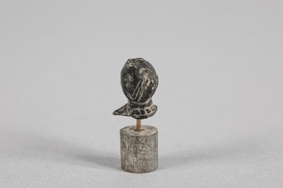 Tête de statuette. Pierre noire. Hauteur :...