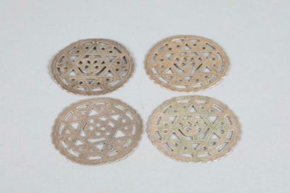 Quatre disques ajourés ornés d’ n motif floral...