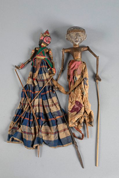 Deux marionnettes de théâtre à tige Wayang...