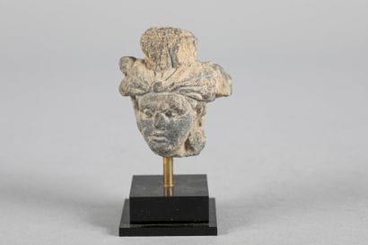 Petite tête de Bodhisattva. Schiste vert-foncé....