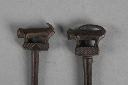 Cuillère et fourchette, l’ xtrémité du manche...