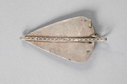 Pendentif de forme pétaloïde orné de cœurs...