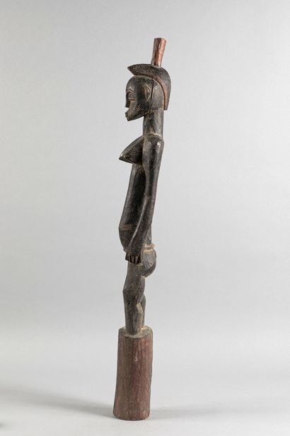Sculpture pombibele représentée debout sur...