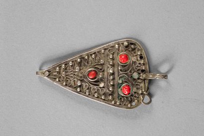 Pendentif de forme pétaloïde orné de cœurs...