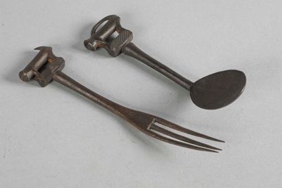 Cuillère et fourchette, l’ xtrémité du manche...