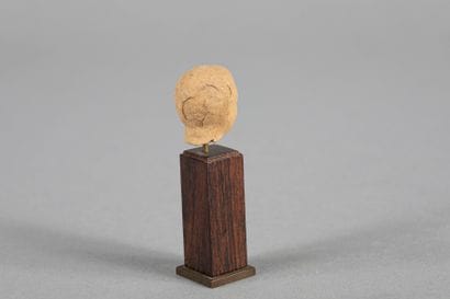 Tête d’ nfant. Terre cuite beige. Hauteur :...