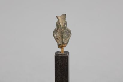Tête de statuette. Bronze, patine de fouille....