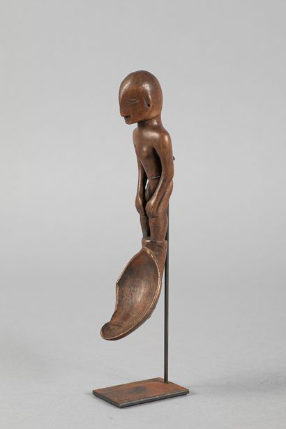 Cuillère. La poignée est sculptée d’ n personnage...