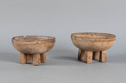 Deux coupes reposant sur quatre pieds. Bois...