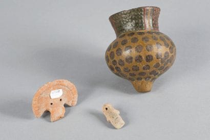 Lot de trois objets : Ocarina représentant...