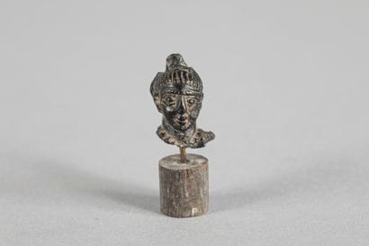Tête de statuette. Pierre noire. Hauteur :...