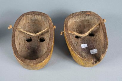 Masques. Les visages peints en noir forment...