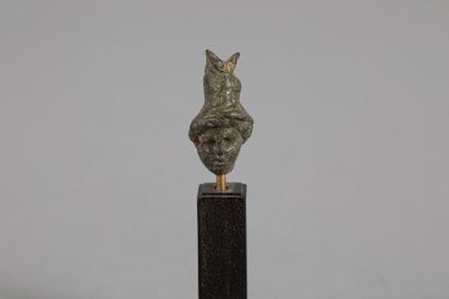 Tête de statuette. Bronze, patine de fouille....