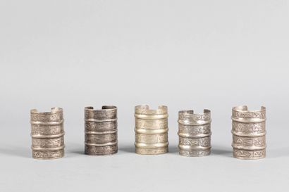Cinq bracelets cylindriques ouverts à décor...