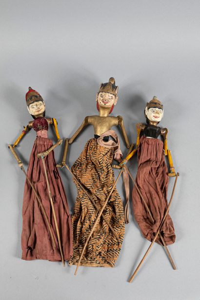 Trois marionnettes de théâtre à tige Wayang...