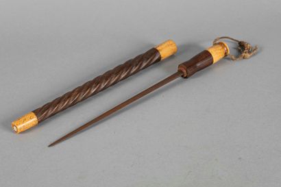Dague matraque en bois, os et métal. Longueur :...