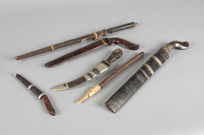 Lot de six armes : quatre couteaux. (24,...