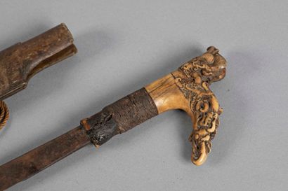 Mandau, sabre de cérémonie, la lame est incrustée...