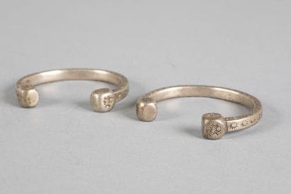 Ancienne paire de bracelets ouverts à bouts...