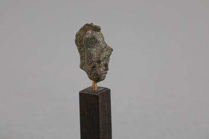 Tête de statuette. Bronze, patine de fouille....