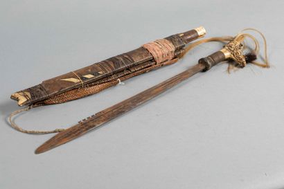 Mandau, sabre de cérémonie, la lame est droite,...