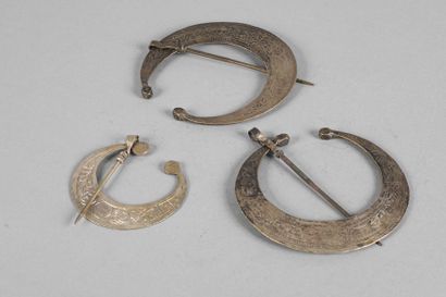 Trois fibules à décor géométrique et d’ iseaux....