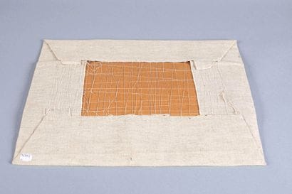 Tissu rectangulaire. Il est décoré de motifs...