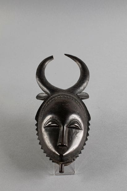 Masque facial représentant un visage humain...