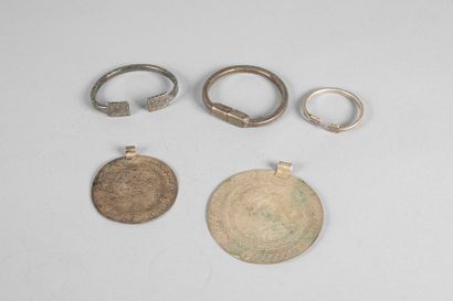 Trois bracelets ouverts à bouts carrés ornés...