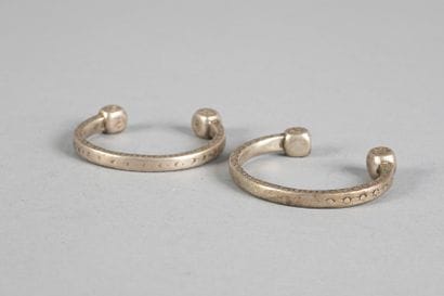 Ancienne paire de bracelets ouverts à bouts...