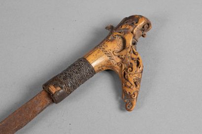 Mandau, sabre de cérémonie, la lame est droite,...