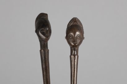 Cuillère et fourchette, l’ xtrémité du manche...