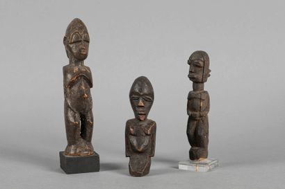Trois anciens petits fétiches bateba. Bois...