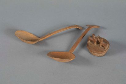 Deux cuillères (20 et 21 cm.) et un couvercle...