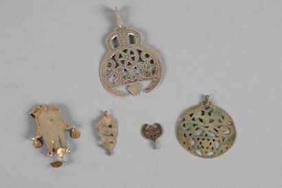 Cinq petits pendentifs, un orné d’ n cabochon...