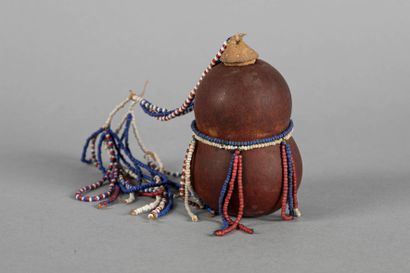 Calebasse ornée de perles de verre. Hauteur :...