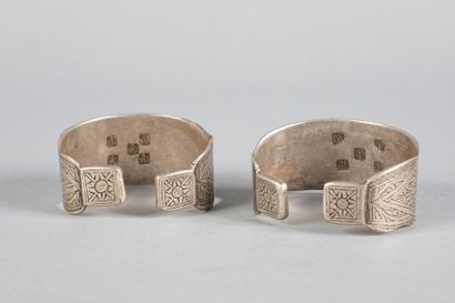 Ancienne paire de bracelets ouverts ornée...