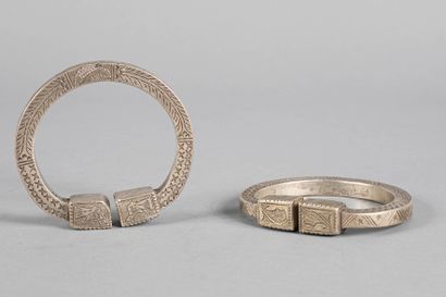Importante paire de bracelets ouverts à bouts...