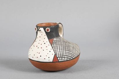 Vase représentant un rapace. Terre cuite...