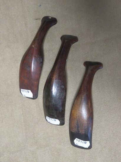 Lot de trois cuillères cérémonielles. Bois...