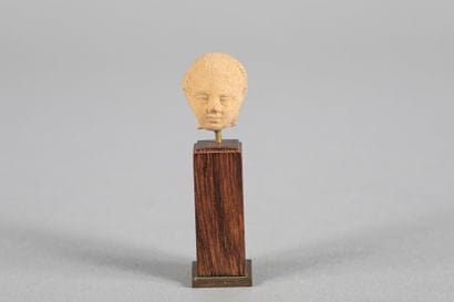 Tête d’ nfant. Terre cuite beige. Hauteur :...