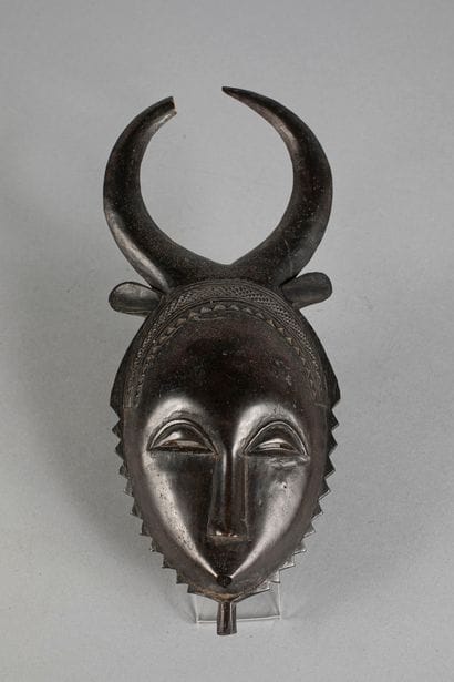 Masque facial représentant un visage humain...