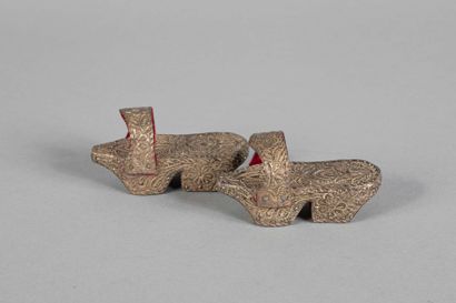 Paire de kabkab miniatures en argent repoussé...