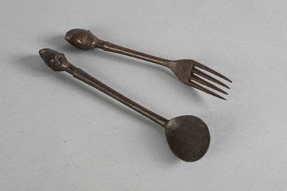 Cuillère et fourchette, l’ xtrémité du manche...