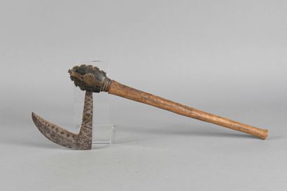 Hache. Le manche en bois est droit et ornée...