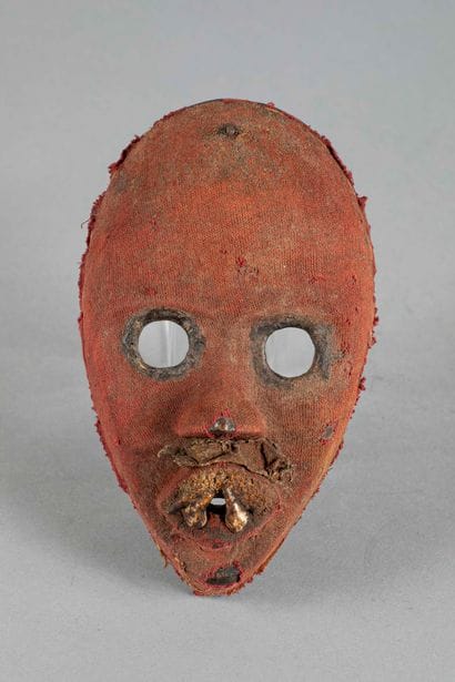 Masque facial aux yeux rond, la bouche ouverte...